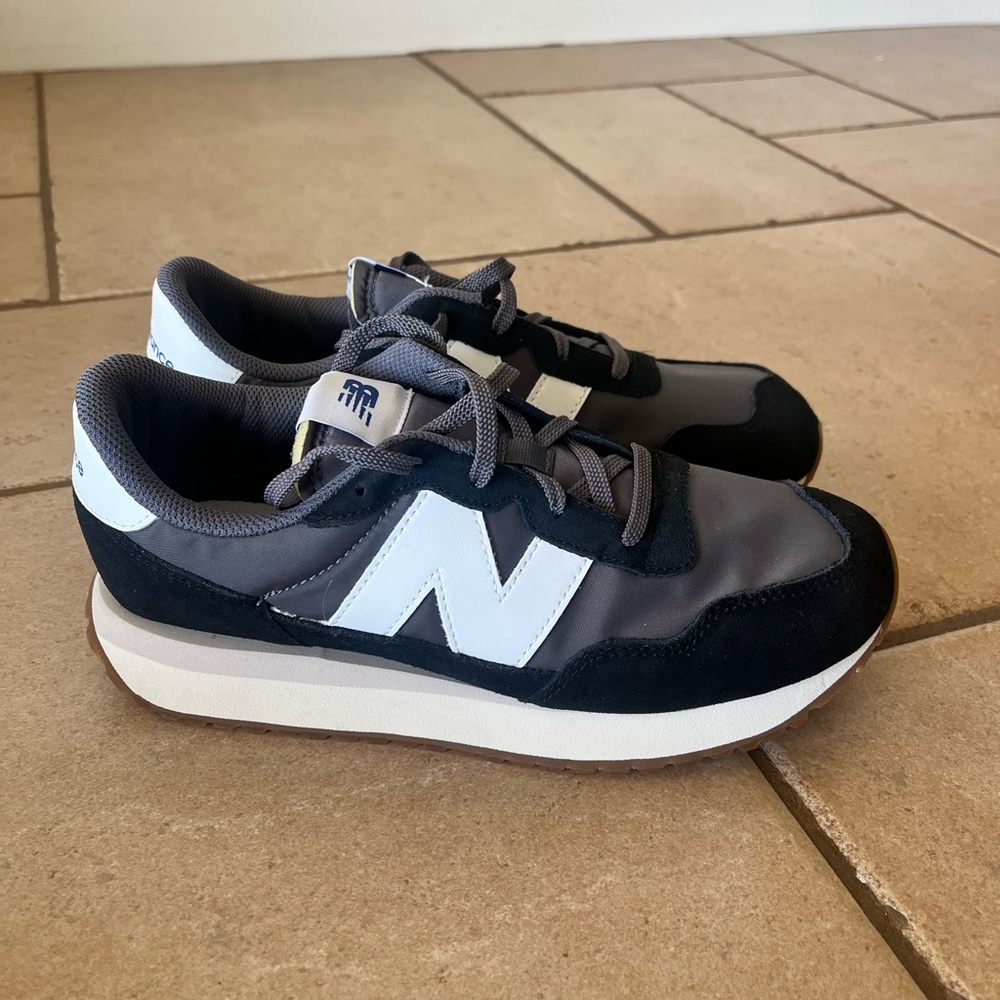 New Balance 237 Youth 7 (women 8.5) blk/gray/wt
